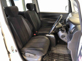 運転席の座面高さを調整できるシートリフターが付いています。フロントシートはベンチシートを採用で、座面も広く使い勝手もいいですよ♪
