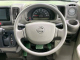 インテリアに合わせたデザインのステアリングは、運転される方のことも考え、運転しやすい形状、大きさです。是非一度、実際に触ってお確かめください。