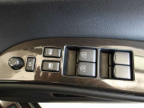 パワーウィンドウスイッチで運転席から全席の窓の開閉ができます。