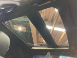 【パノラマルーフ】大型のガラスルーフ搭載で車内の解放感が一気にアップ!開放的なドライブをお楽しみいただけます。