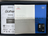 スマートキーは鍵をバッグに入れたままでもドアロックの開閉やエンジンのON・OFFができます。夜間や雨の日も鍵を探さなくて良いので便利です。