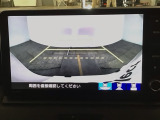 【バックカメラ】運転が苦手な方も車庫入れラクラクです!ギアをリバースに入れれば自動的に切り換わりますので、面倒な操作は不要です♪狭い駐車場もお車を傷つけず安心ですね!