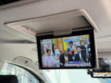 後席リアモニターは純正12.1インチを装着しております!遠出の際やお子さんが乗っているときには必須な相手エムの一つですね!