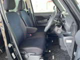 運転のしやすさや、乗り降りにも配慮した運転席