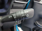 スイッチをオートに設定しておけば、車外の明るさに応じて自動的にヘッドランプを点灯・消灯します。夕暮れ時やトンネルの続く山道などを走行する時に便利なコンライトを装備しています。