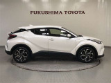 【まるごとクリーニング】シートを取り外し、車内を徹底洗浄。隅々まで丁寧に仕上げています。