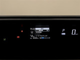 焦点を合わせやすい遠視点メーターを採用しています。前方路面と表示情報をひとつの視界にとらえられる位置にメーターを配置し、視線異動が少なくなるよう工夫されています。