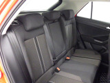 安全性と快適性を追求した、少し硬めのシート。 これは長時間の運転や渋滞などの状況でも、身体の疲労度が少ないことを求めたものです。