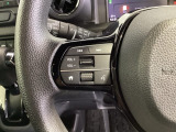 ステアリングにオーディオ操作スイッチが付いています。オーディオ画面に直接タッチしなくても操作が出来ますので、運転に集中できます。