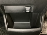 アクセサリーソケットはUSBのアダプターなどをつければ、スマホの充電にも使えます。周辺には物が置けるボックスがついています。