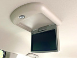 【フリップダウンモニター】大画面モニターで後席でもエンタメをお楽しみいただけます。小さなお子様にも大人気の装備です♪