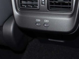 <USB>今後の車の進化に対応できる仕様となるのがUSB-C. 昨今、スマートフォンを車に接続して利用する場合(1)ケーブル接続による音楽再生(2)スマホの充電ができます!