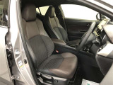 スポーツカーのシートを基に設計されたホールド性の高いシートです。きついカーブでも姿勢が崩れにくく、自然で快適なドライビングポジションで運転可能です。快適性はもちろん、仕立ての良さにもこだわっています。
