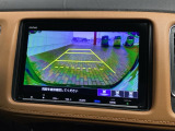 リバースギアに入れるだけで後方の表示へ切り替わります。夜間や雨の日の駐車も楽になりますよ。