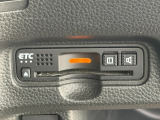 有料道路をキャッシュレスで通行できるETC車載器付きです。運転席足元に設置されています。ETCセットアップ費用は含まれておりません。別途必要となります。