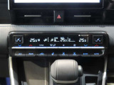オートエアコンで夏も冬も快適な車内空間♪ステアリングヒーターもございます。