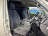 運転席まわりには十分なスペースがあり、大柄な方でもゆったり運転していただける環境です。