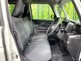 運転席まわりには十分なスペースがあり、大柄な方でもゆったり運転していただける環境です。
