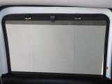 後席左右に格納式リアドアサンシェード付きです。日差しを遮り、暑さ眩しさから守ってくれます。