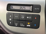 【オートエアコン】一度お好みの温度に設定すれば、車内の温度を検知し風量や温度を自動で調整。暑い&hellip;寒い&hellip;と何度もスイッチ操作をする必要はありません。快適な車内空間には必須の機能ですね♪