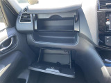 【グローブボックス】大容量のグローブボックスです!!車検証ケース他、日頃使う小物類の収納スペースもたくさんあります!