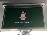 【14型有機ELフリップダウン】三列目からでも迫力のエンタメが観れる大画面フリップダウン。有機ELのモニターでは、一般的なフリップダウンよりも高コントラストでキレイな映像を楽しめます。