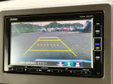バックモニター装備。画面にて後方の確認が行えるので、バック駐車や車庫入れの際には重宝します。車の運転に慣れない方でも安心のガイドライン表示機能付。
