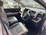 グレージュのシートはさわやかな印象です