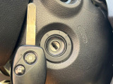 【キーレス】少し離れた場所からでもボタン一つでドアの開錠・施錠ができるのでとっても便利!ドアの鍵穴周りに傷をつけることもありません♪