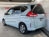 コンビネーションランプを高い位置に配置、後続車に見やすいデザインで安全にも配慮。