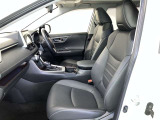 高いホールド性で運転姿勢が安定します。長距離ドライブでも疲れにくいのが魅力です。快適なドライビングライフをお送りください♪