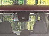【エマージェンシーブレーキ】走行中に前方の車両等を認識し、衝突しそうな時は警報とブレーキで衝突回避と被害軽減をアシスト。より安全にドライブをお楽しみいただけます。