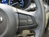 ステアリングスイッチ。ステアリングから手を離さずに操作できるので、運転に集中できます。