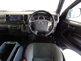 ウッド調と革巻きステアリングで快適な操作性の運転席です。