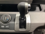 CVT車のセレクトレバーです。低速から高速まで、変速ショックのないスムーズな走りを実現するとともに、エンジン効率のよい領域を維持することで燃費にも貢献します。