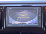 後退時に車両の後ろ側をモニター画面に表示します。車庫入れが苦手な人もこれで安心♪