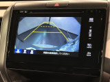 リバースギアに入れるだけで後方の表示へ切り替わります。夜間や雨の日の駐車も楽になりますよ。