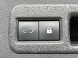 【パワーバックドア】スマートキーや運転席のボタンを押すだけでリアゲートが自動で開閉します!荷物を持っている時や、高い位置にあるバックドアを閉める際に便利な機能です♪