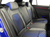 安全性と快適性を追求した、少し硬めのシート。 これは長時間の運転や渋滞などの状況でも、身体の疲労度が少ないことを求めたものです。