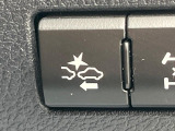 【プリクラッシュセーフティ】前方の車両等を検知し、衝突しそうな時は警報で注意を促し、ブレーキを踏む力をサポート。ブレーキを踏めなかった場合は衝突被害軽減ブレーキが作動、衝突回避をサポートします。