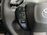 ステアリングには運転中でも簡単に操作できる各種スイッチついてます