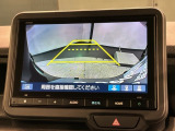 リバースギアに入れるだけで後方の表示へ切り替わります。夜間や雨の日の駐車も楽になりますよ。
