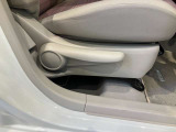 運転席はご自身の適切な運転ポジションへ移動可能なラチェットが付いております。