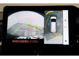 車両を上から見たような映像表示するパノラミックビューモニター付き!