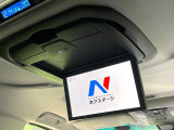 【フリップダウンモニター】大画面モニターで後席でもエンタメをお楽しみいただけます。小さなお子様にも大人気の装備です♪