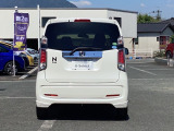 雨の日は中古車は選びにくいですよね。でも当店なら安心です。電話予約を頂ければ屋根下へ移動させて頂きます。雨でもじっくりご検討いただけます。