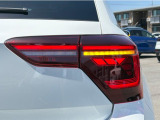 LEDテールランプ(ダイナミックターンインジケーター付き)特徴的な配光パターンによって後続車からの視認性が高まり、万一の追突の危険性を軽減します。