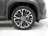 アルミホイールを装備、タイヤサイズは215/50R18です。