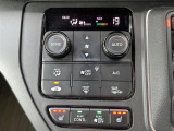 【左右独立温度コントロール式フルオートエアコン(DUAL/SYNC)】運転席側と助手席側でそれぞれ自由に温度設定ができ、快適な風量やモードなどを自動調整します。
