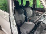 運転席まわりには十分なスペースがあり、大柄な方でもゆったり運転していただける環境です。